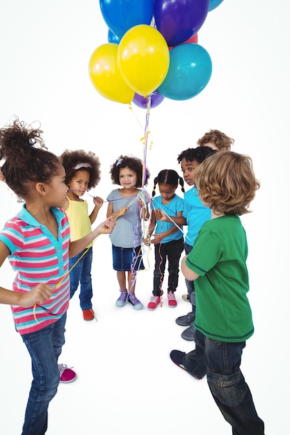 Grupo de niños junto con globos
