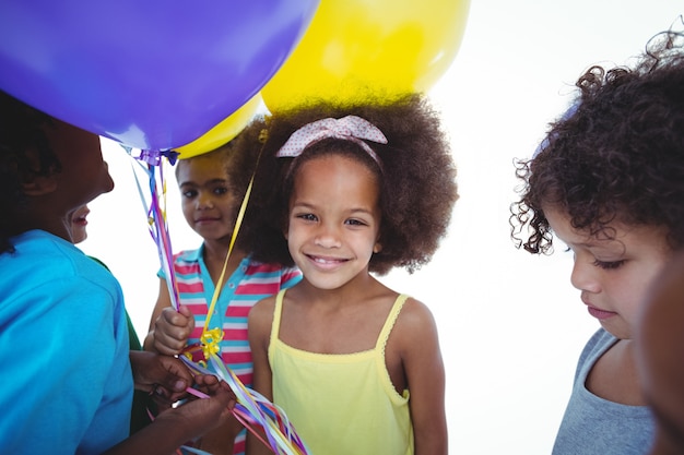 Grupo de niños junto con globos