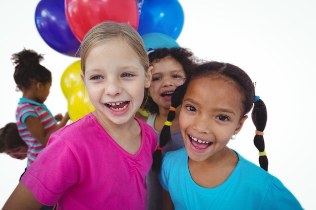 Foto grupo de niños junto con globos