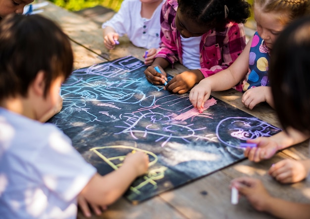 Grupo de niños de kindergarten amigos dibujar clase de arte al aire libre