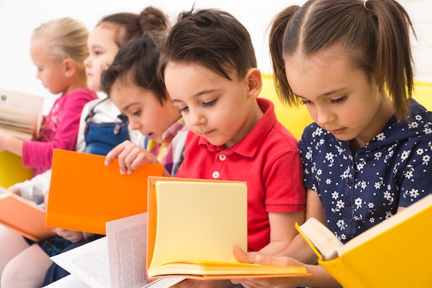 Grupo de niños leyendo libros