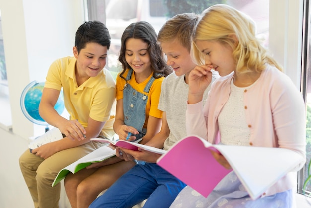 Foto grupo de niños leyendo