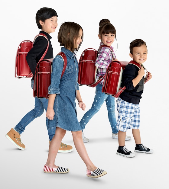 Un grupo de niños con una mochila.