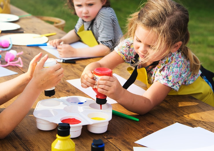 Foto grupo de niños pequeños disfrutando de obras de arte