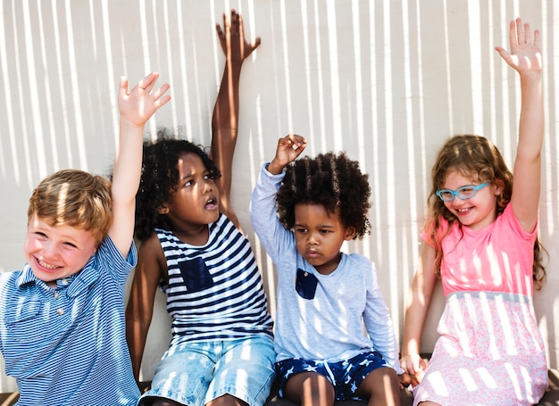 Foto grupo de niños pequeños divirtiéndose