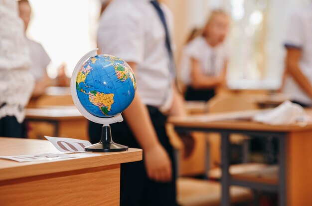 Grupo de niños pequeños de la escuela sentados en la clase, aprendiendo