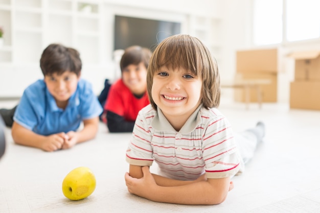 Grupo de niños en piso en casa