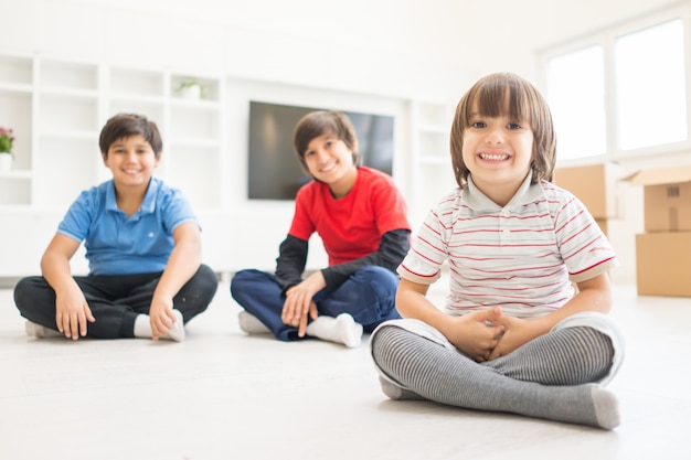 Grupo de niños en piso en casa