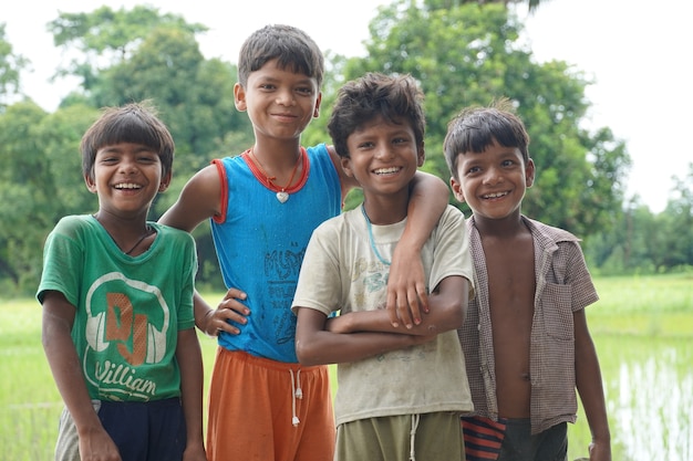 Grupo de niños pobres felices