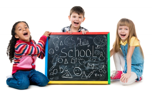 Foto grupo de niños posando en un estudio.