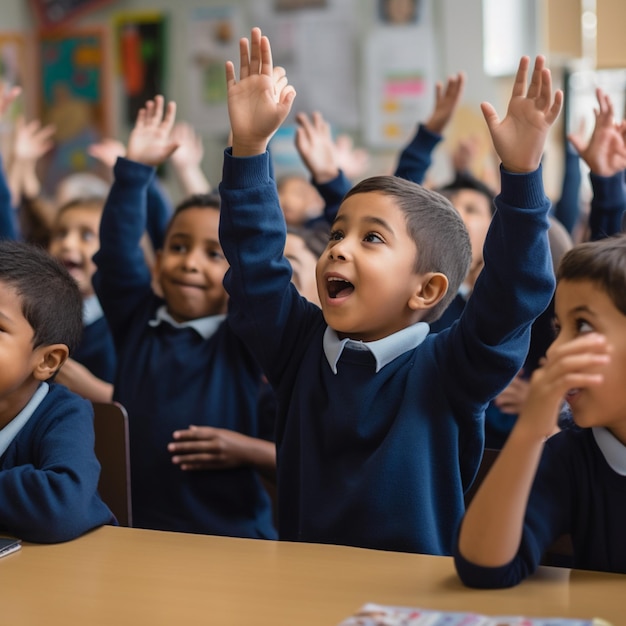Un grupo de niños en un salón de clases con uno de ellos levantando la mano.