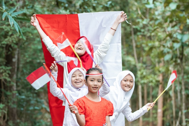 Grupo de niños sosteniendo la bandera