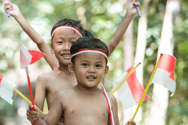 Grupo de niños sosteniendo la bandera