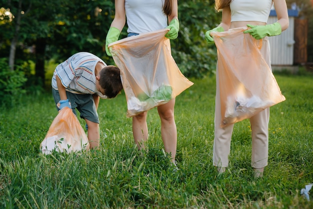 Un grupo de niños con sus padres se dedican a la recolección de basura.