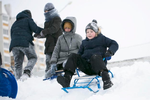 Un grupo de niños en trineo en un día de invierno