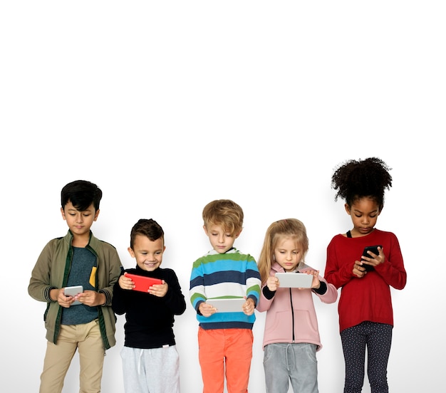 Grupo de niños usando teléfono móvil digital