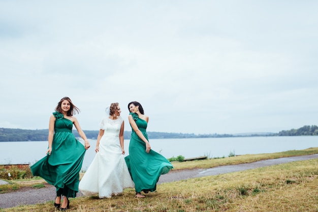 Grupo novia boda verano al aire libre. Ucrania Europa