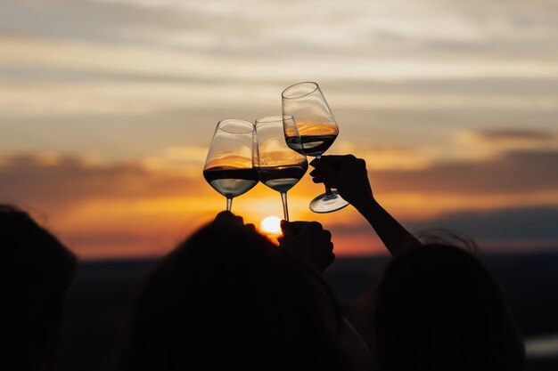 Un grupo de novias brindan con copas de vino blanco