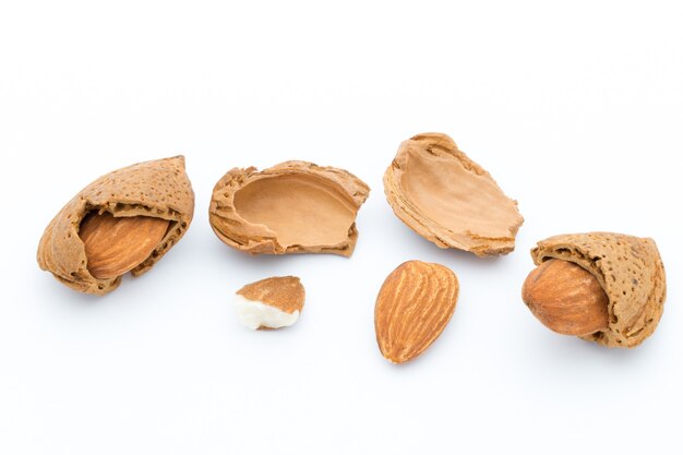 Foto grupo de nueces de almendra. aislado en un fondo blanco.