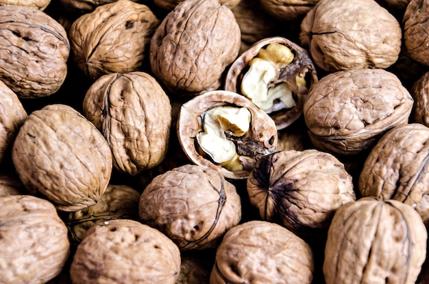 Grupo de nueces frescas sobre fondo blanco.