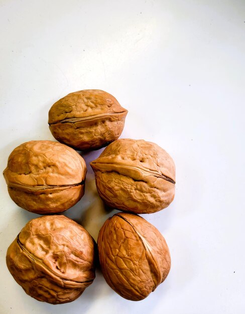 un grupo de nueces se muestra con un fondo blanco