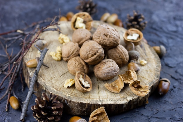 Un grupo de nueces en una oscuridad, un concepto para la temporada de invierno. Avellanas cosechadas en otoño