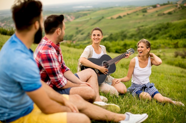 Grupo od jovens se divertindo em uma viagem na natureza na montanha