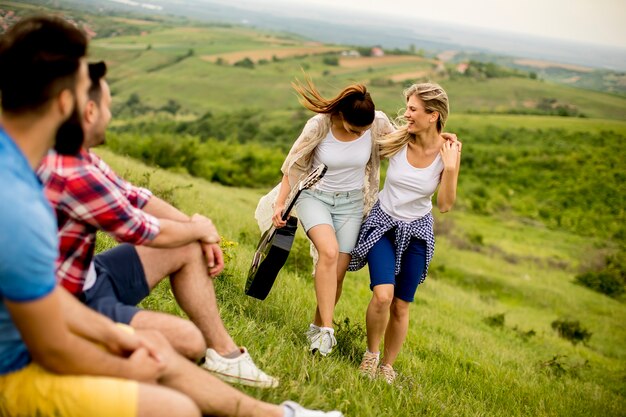 Grupo od jovens se divertindo em uma viagem na natureza na montanha