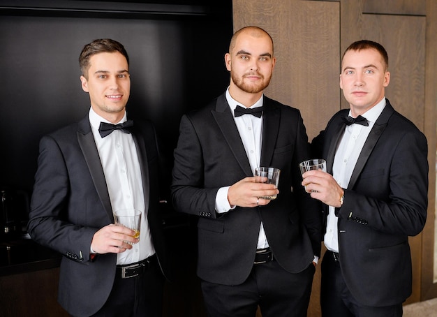 Grupo de padrinos de boda con estilo