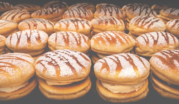 Foto grupo de pan o panadería en fondo oscuro.cocina de alimentos e imágenes de conceptos saludables.enfoque selectivo