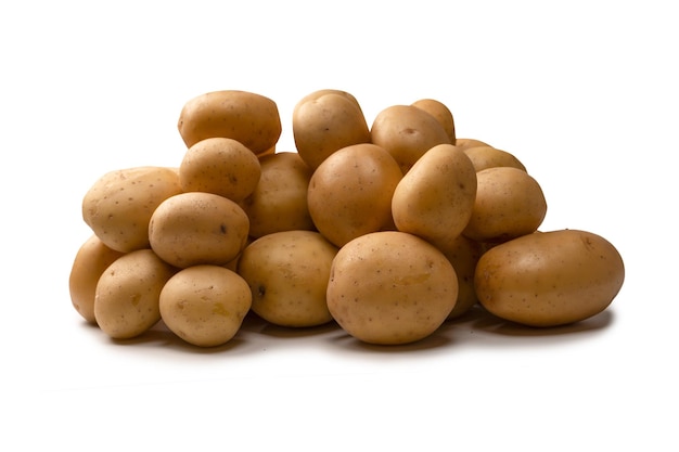 Un grupo de patatas frescas y sabrosas aisladas de fondo blanco