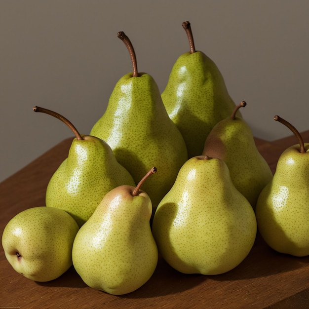 Un grupo de peras está sobre una mesa, una de las cuales es una pera.