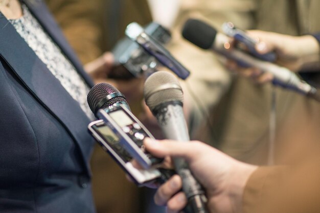 Foto grupo de periodistas entrevistando a una política