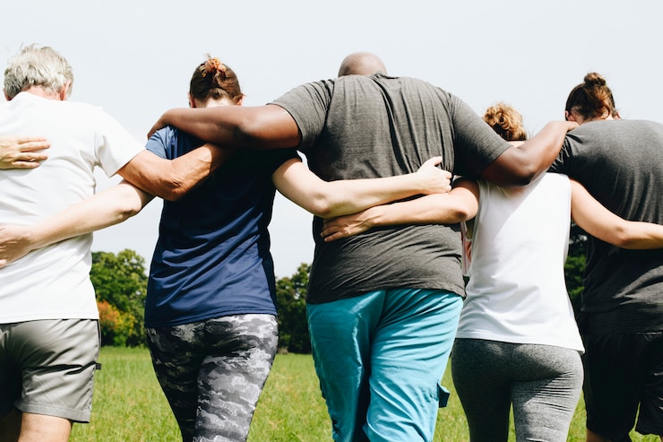 Foto grupo de personas abrazándose en el parque