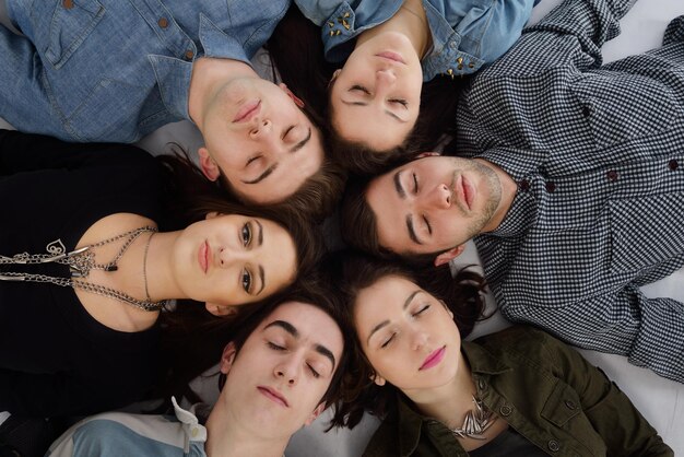 Grupo de personas adolescentes felices aislado sobre fondo blanco.