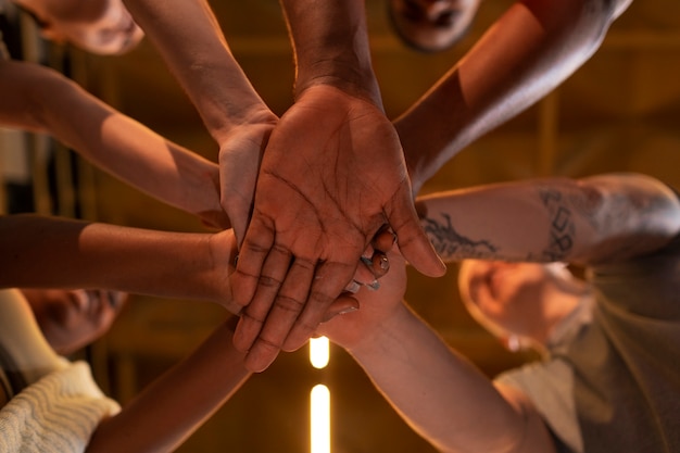 Foto grupo de personas de ángulo bajo en el gimnasio