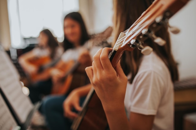 Grupo de personas aprendiendo a tocar la guitarra