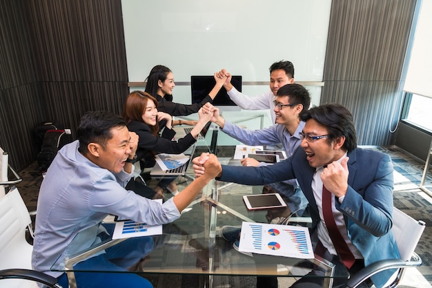 Grupo de personas de AsianBusiness en traje casual trabajando