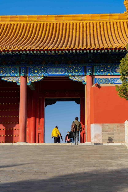 Un grupo de personas atraviesa una puerta en la ciudad prohibida.