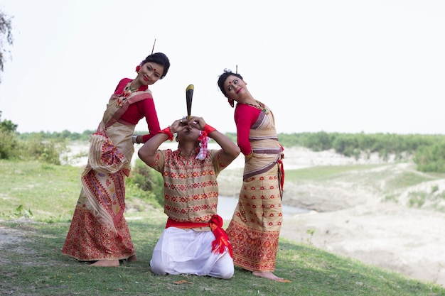 Foto un grupo de personas con atuendo tradicional con un cuerno en la mano.