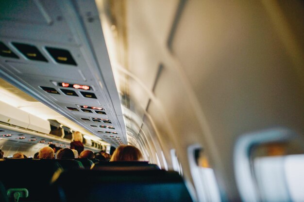 Foto grupo de personas en el avión