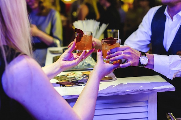 Grupo de personas bebiendo un vaso en la mesa en un restaurante