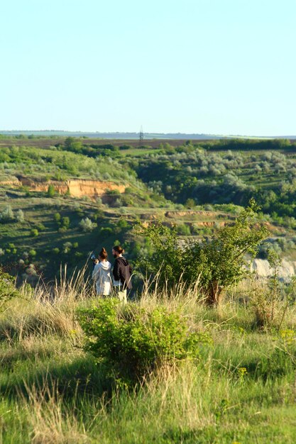 Foto un grupo de personas caminando por un campo