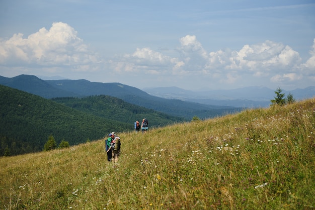 Grupo de personas caminando en las montañas