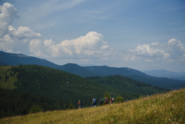 Grupo de personas caminando en las montañas
