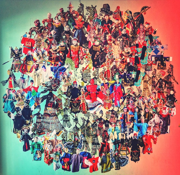 Grupo de personas en caramelos de varios colores