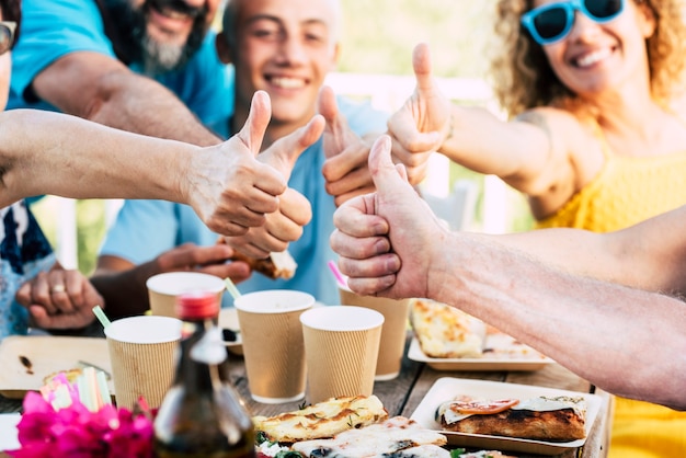 Grupo de personas caucásicas familiares celebran juntos con diversión y disfrutando de comida y bebida