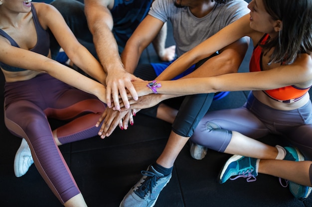 Grupo de personas celebrando el objetivo exitoso, logrando el resultado del equipo. Trabajo en equipo, unidad, apoyo, teambuilding, motivación, concepto de vida activa