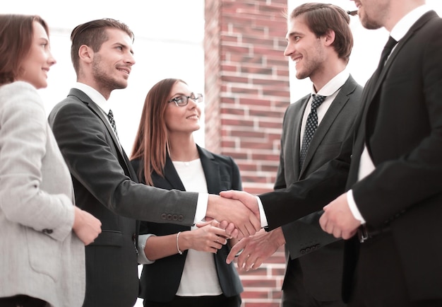 Grupo de personas charlando en la oficina