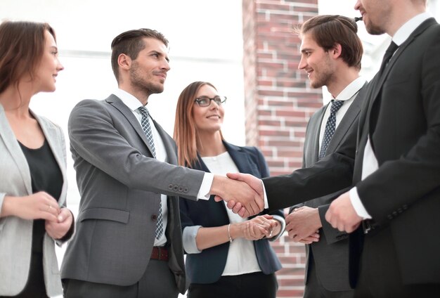 Grupo de personas charlando en la oficina